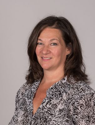 Portrait of Tracy MacCosham, Associate Broker.